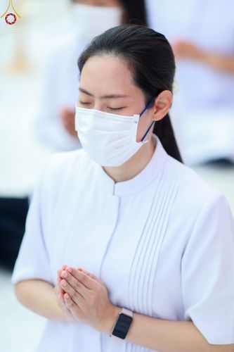 ภาพ No.70169:พิธีจุดประทีปถวายเป็นพุทธบูชา และบูชาธรรมมหาปูชนียาจารย์ ในโครงการธรรมยาตรากตัญญูบูชา มหาปูชนียาจารย์ พระมงคลเทพมุนี(สด จนฺทสโร) พระผู้ปราบมาร ปีที่ 11 ณ อนุสรณ์สถานลำดับที่ 2 สถานที่ตั้งมโนปณิธานบวชตลอดชีวิต อนุสรณ์สถานคลองบางนางแท่น อ.สามพราน จ.นครปฐม 