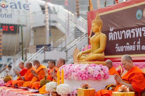 ภาพ No.321038:วันอาทิตย์ที่ ๑๒ เมษายน พ.ศ ๒๕๖๙ พิธีตักบาตรปี๋ใหม่เมืองพระภิกษุสงฆ์ ๓๓๙ รูป  อุทิศถวายพระราชกุศลสมเด็จพระนางสิริกิติ์  พระบรมราชินีนาถ พระบรมราชชนนีพันปีหลวง และฉลองเมืองแม่แตงครบรอบ ๑๑๙ ปี ณ ลานโรงแรมแอร์ไดมอนด์ อำเภอแม่แตง จังหวัดเชียงใหม่