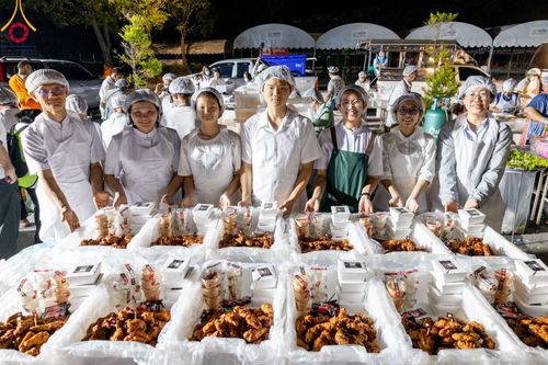 ภาพ No.106308:พิธีถวายภัตตาหารเป็นสังฆทาน แด่คณะพระธรรมยาตราฯ ในโครงการธรรมยาตรากตัญญูบูชา มหาปูชนียาจารย์ พระมงคลเทพมุนี(สด จนฺทสโร) พระผู้ปราบมาร อนุสรณ์สถาน 7 แห่ง ปีที่ 12 วันที่ 5 มกราคม พ.ศ. 2567 ณ อนุสรณ์สถานโลตัสแลนด์ จ.สุพรรณบุรี