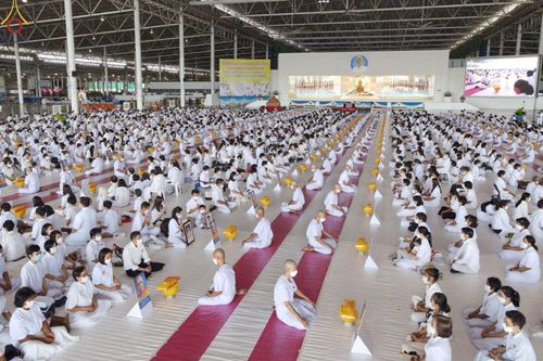 ภาพ No.63894:พิธีขอขมาและมอบผ้าไตรแด่นาคธรรมทายาท โครงการอุปสมบทบูชาธรรมมหาปูชนียาจารย์ วันอาทิตย์ที่ 20 พฤศจิกายน พ.ศ. 2565