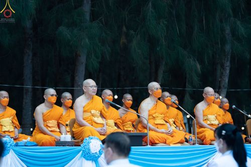 ภาพ No.69583:พิธีตักบาตรพระธรรมยาตราฯ ในโครงการธรรมยาตรากตัญญูบูชา มหาปูชนียาจารย์ พระมงคลเทพมุนี(สด จนฺทสโร) พระผู้ปราบมาร ปีที่ 11 ณ อนุสรณ์สถานลำดับที่ 1 สถานที่เกิดด้วยรูปกายเนื้อ อนุสรณ์สถานมหาวิหารพระมงคลเทพมุนี อ.สองพี่น้อง จ.สุพรรณบุรี