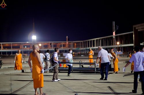 ภาพ No.326951:วันที่ 1 พฤษภาคม พ.ศ.2569 พระภิกษุ สามเณร เจ้าหน้าที่ สาธุชน ร่วมกันเก็บงาน ณ ลานธรรม วัดพระธรรมกาย
