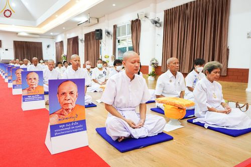 ภาพ No.65446:พิธีขอขมาผู้ปกครอง โดยนาคธรรมทายาท ในโครงการอุปสมบทบูชาธรรม มหาปูชนียาจารย์ประจำปี 2565 วันที่ 19 พฤศจิกายน พ.ศ. 2565 ณ ศูนย์ปฏิบัติธรรมลำปาง