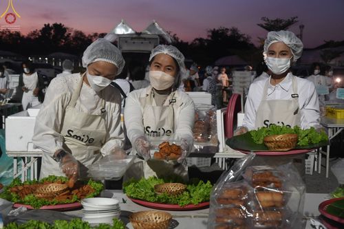 ภาพ No.72902:พิธีถวายภัตตาหารเป็นสังฆทาน แด่คณะพระธรรมยาตราฯ ในโครงการธรรมยาตรากตัญญูบูชา มหาปูชนียาจารย์ พระมงคลเทพมุนี(สด จนฺทสโร) พระผู้ปราบมาร อนุสรณ์สถาน 7 แห่ง ปีที่ 11 วันที่ 20 มกราคม พ.ศ. 2566