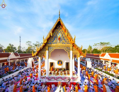 ภาพ No.73664:พิธีตักบาตรพระธรรมยาตราฯ ในโครงการธรรมยาตรากตัญญูบูชา มหาปูชนียาจารย์ พระมงคลเทพมุนี(สด จนฺทสโร) พระผู้ปราบมาร ปีที่ 11 ณ อนุสรณ์สถานลำดับที่ 4 สถานที่เกิดด้วยกายธรรม วัดโบสถ์ (บน) บางคูเวียง อ.บางกรวย จ.นนทบุรี วันที่ 22 มกราคม พ.ศ. 2566