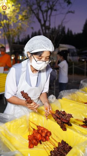 ภาพ No.71307:พิธีถวายภัตตาหารเป็นสังฆทาน แด่คณะพระธรรมยาตราฯ ในโครงการธรรมยาตรากตัญญูบูชา มหาปูชนียาจารย์ พระมงคลเทพมุนี(สด จนฺทสโร) พระผู้ปราบมาร อนุสรณ์สถาน 7 แห่ง ปีที่ 11 วันที่ 15 มกราคม พ.ศ. 2566