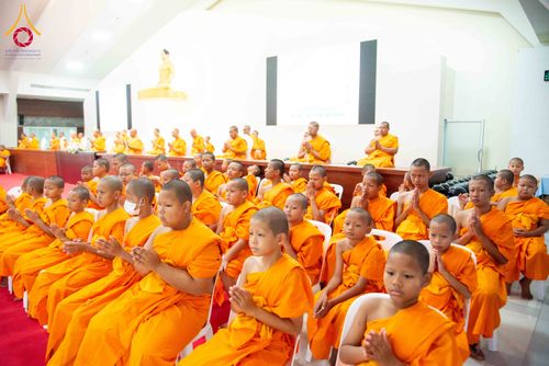 ภาพ No.321791:วันที่ 12 เมษายน พ.ศ.2569 ตักบาตรสงกรานต์ฉลองสามเณรใหม่  ณ ศูนย์ปฏิบัติธรรมระยอง(บ้านช่องลม)