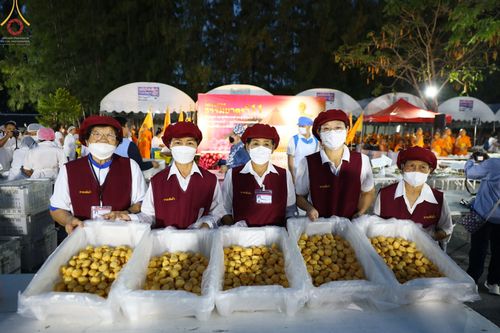 ภาพ No.69831:พิธีถวายภัตตาหารเป็นสังฆทาน แด่คณะพระธรรมยาตราฯ ในโครงการธรรมยาตราฯ ปีที่ 11 ณ อนุสรณ์สถานมหาวิหารพระมงคลเทพมุนี อ.สองพี่น้อง จ.สุพรรณบุรี วันที่ 7 มกราคม พ.ศ. 2566