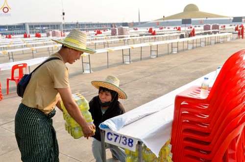 ภาพ No.323086:วันที่ 19 เมษายน พ.ศ.2569 การเรียงกล่องไทยธรรม , เตรียมงานจราจร เพื่องานถวายมหาสังฆทาน 40,000 กว่าวัดทั่วประเทศ วันคุ้มครองโลก 22 เมษายน พ.ศ.2569 วัดพระธรรมกาย