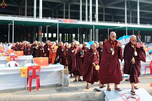 ภาพ No.324432:วันที่ 22 เมษายน พ.ศ.2569 (วันคุ้มครองโลก) งานถวายมหาสังฆทาน 40,000 กว่าวัดทั่วประเทศ บรรยากาศพระสังฆาธิการและสาธุชน  เดินทางเข้าลานธรรม วัดพระธรรมกาย