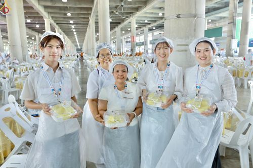 ภาพ No.323702:วันที่ 22 เมษายน พ.ศ.2569(วันคุ้มครองโลก) งานถวายมหาสังฆทาน 40,000 กว่าวัดทั่วประเทศ คณะสงฆ์ฉันภัตตาหารเพล