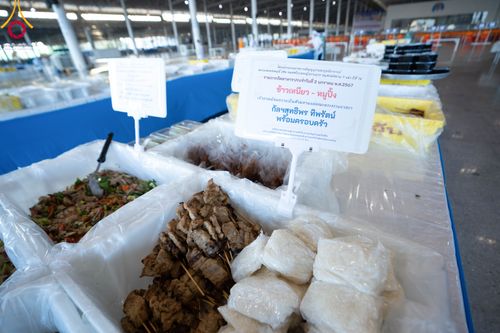 ภาพ No.105411:พิธีถวายภัตตาหารเป็นสังฆทาน แด่คณะพระธรรมยาตราฯ ในโครงการธรรมยาตรากตัญญูบูชา มหาปูชนียาจารย์ พระมงคลเทพมุนี(สด จนฺทสโร) พระผู้ปราบมาร อนุสรณ์สถาน 7 แห่ง ปีที่ 12 วันที่ 2 มกราคม พ.ศ. 2567 ณ สภาธรรมกายสากล วัดพระธรรมกาย