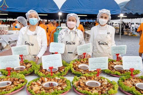 ภาพ No.74506:พิธีถวายภัตตาหารเป็นสังฆทาน แด่คณะพระธรรมยาตราฯ ในโครงการธรรมยาตรากตัญญูบูชา มหาปูชนียาจารย์ พระมงคลเทพมุนี(สด จนฺทสโร) พระผู้ปราบมาร อนุสรณ์สถาน 7 แห่ง ปีที่ 11 วันที่ 27 มกราคม พ.ศ. 2566