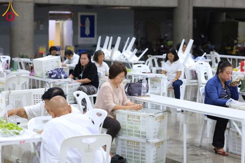 ภาพ No.303272:วันที่ 15-21 มกราคม พ.ศ.2569 ปลิดกลีบดอกเบญจทรัพย์ เพื่อโปรยต้อนรับพระธรรมยาตรา ในโครงการธรรมยาตรา กตัญญูบูชา มหาปูชนียาจารย์ พระมงคลเทพมุนี(สด จนฺทสโร) พระผู้ปราบมาร อนุสรณ์สถาน 7 แห่ง ปีที่ 14 ณ วิหารคด วัดพระธรรมกาย