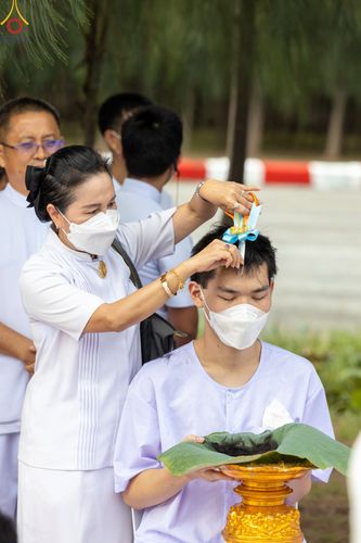 ภาพ No.82569:พิธีตัดปอยผมและปลงผมนาคธรรมทายาท ในโครงการอุปสมบทหมู่ธรรมทายาทพุทธศาสตร์สากล รุ่นที่ 7 (ภาคฤดูฝน) วันอาทิตย์ที่ 11 มิถุนายน พ.ศ. 2566 ณ  วัดพระธรรมกาย