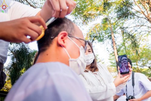 ภาพ No.78644:พิธีตัดปอยผมและปลงผมนาคธรรมทายาท  โครงการบรรพชาและอุปสมบทหมู่ วันคุ้มครองโลก วันที่ 26 มีนาคม พ.ศ.2566 ณ หมู่บ้านบรรลุธรรม วัดพระธรรมกาย