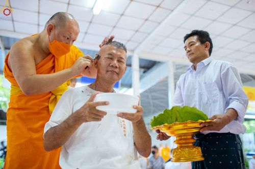 ภาพ No.83247:พิธีตัดปอยผมและปลงผม ในโครงการบรรพชาอุปสมบทหมู่ ธรรมทายาทนานาชาติ (ภาคภาษาจีน) รุ่นที่ 18 ณ วัดพระธรรมกาย วันเสาร์ที่ 8 กรกฎาคม พ.ศ.2566