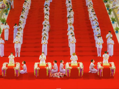 ภาพ No.79000:พิธีวางแผ่นจารึกชื่อ และพิธีวางพวงมาลัยสักการะพระบรมพุทธเจ้า ณ สภาธรรมกายสากล วัดพระธรรมกาย วันที่ 2 เมษายน พ.ศ. 2566