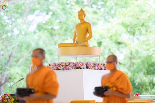 ภาพ No.80305:พิธีตักบาตรฉลองพระใหม่ ในโครงการบรรพชาอุปสมบทหมู่วันคุ้มครองโลก ณ สภาธรรมกายสากล วัดพระธรรมกาย วันอาทิตย์ที่ 16 เมษายน พ.ศ.2566