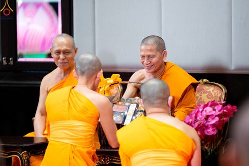 ภาพ No.78580:พิธีต้อนรับสัญญาบัตร พัดยศ ผ้าไตรและถวายมุทิตาสักการะฯ พระครูสิทธิรัตนวิเทศ และ พระครูวิเทศสันติคุณ วันอังคารที่ 28 มีนาคม พ.ศ. 2566 ณ อุโบสถวัดพระธรรมกาย