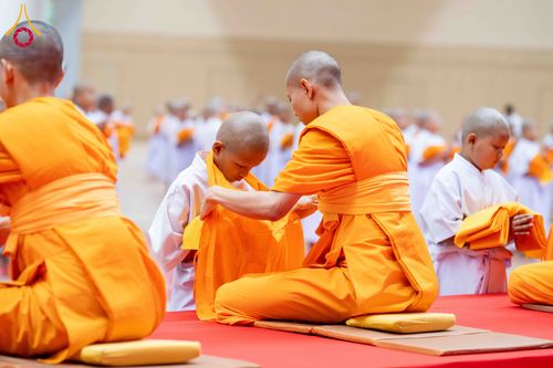 ภาพ No.319532:วันเสาร์ที่ 4 เมษายน พ.ศ.2569 พิธีขอขมา มอบผ้าไตร และถวายบาตรแด่นาคธรรมทายาท ในโครงการบรรพชาสามเณรฟื้นฟูพระพุทธศาสนาทั่วไทย โครงการหน่อแก้วเปรียญธรรม รุ่นที่ 14 โครงการสามเณรยุวธรรมทายาท รุ่นที่ 34 โครงการสามเณรมัชฌิมธรรมทายาท รุ่นที่ 30 ณ สภาธรรมกายสากล