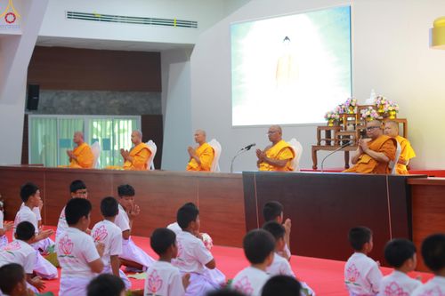 ภาพ No.320061:วันเสาร์ที่ 4 เมษายน 2569 พิธีตัดปอยผม ขอขมาผู้ปกครอง  มอบบาตร-ผ้าไตร และพิธีบรรพชาสามเณร 87 รูป  ณ ศูนย์ปฏิบัติธรรมระยอง(บ้านช่องลม)  ต.บางบุตร อ.บ้านค่าย จ.ระยอง