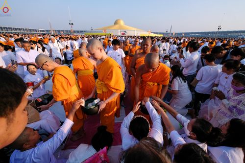 ภาพ No.279919:วันที่ 1 มกราคม พ.ศ.2569 พิธีตักบาตรในวันขึ้นปีใหม่ ณ ลานธรรม วัดพระธรรมกาย