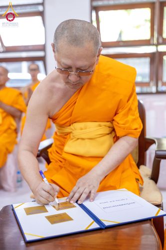 ภาพ No.160853:พิธีเจริญพระพุทธมนต์ และปิดแผ่นทองรูปเหมือน พระเดชพระคุณพระมงคลเทพมุนี (สด จนฺทสโร) พระผู้ปราบมาร จำนวน 3 องค์ วันเสาร์ที่ 5 ตุลาคม พ.ศ. 2567 ณ อาคารปลูกศรัทธา 2 (ชานชลาเดิม) วัดพระธรรมกาย อ.คลองหลวง จ.ปทุมธานี