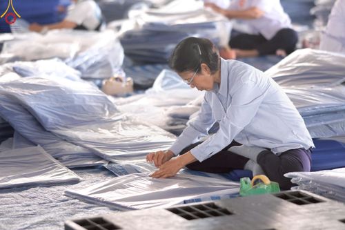 ภาพ No.218508:วันที่ 15 - 18 เมษายน พ.ศ. 2568 การเตรียมภาชนะสำหรับถวายภัตตาหาร , การจัดโต๊ะเก้าอี้ในลานธรรม , การแพ็คพัสดุงานต้อนรับ เพื่องานวันคุ้มครองโลก 22 เมษายน พ.ศ.2568 วัดพระธรรมกาย