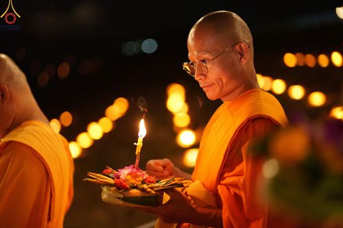 ภาพ No.175999:พิธีจุดประทีปโคมลาน, โคมลอยและลอยกระทง ถวายประทีปเป็นพุทธบูชา สร้างความสว่างไสวให้กับแผ่นดินด้วยแสงธรรม วันที่ 15 พฤศจิกายน พ.ศ. 2567 ณ พุทธอุทยานนานาชาติ อ.โพนพิสัย จ.หนองคาย