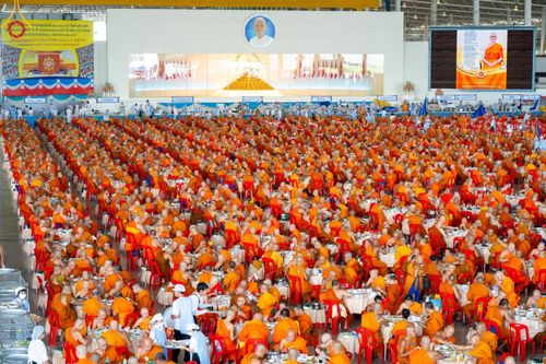 คณะสงฆ์ 10,000 กว่าวัดฉันภัตตาหารเพล ในวันคุ้มครองโลก วันจันทร์ที่ 22 เมษายน พ.ศ. 2567 ณ สภาธรรมกายสากล วัดพระธรรมกาย