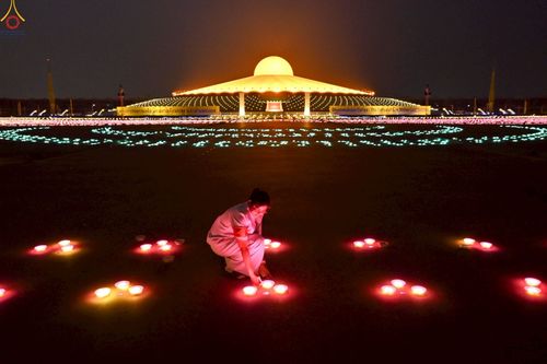 ภาพ No.224014:วันวิสาขบูชา วันอาทิตย์ที่ 11 พฤษภาคม พ.ศ. 2568 พิธีจุดวิสาขประทีป ,  พิธีเวียนประทักษิณรอบพระมหาธรรมกายเจดีย์ , พิธีฉลองชัยสวดมนต์บทธัมมจักกัปปวัตตนสูตร ครบ 7,357,000,000 จบ ณ มหารัตนวิหารคด วัดพระธรรมกาย