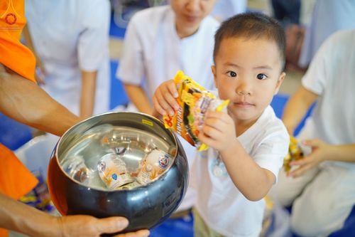 ภาพ No.139117:พิธีตักบาตร , พิธีบูชาข้าวพระ ณ ห้องแก้วสารพัด 1 สภาธรรมกายสากล วัดพระธรรมกาย วันอาทิตย์ต้นเดือนที่ 2 มิถุนายน พ.ศ. 2567