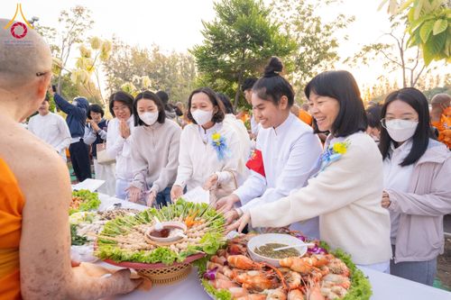 ภาพ No.194955:พิธีถวายภัตตาหารเป็นสังฆทาน แด่พระธรรมยาตรา ณ อนุสรณ์สถานมหาวิหารพระมงคลเทพมุนี (โลตัสแลนด์) อ.สองพี่น้อง จ.สุพรรณบุรี ในโครงการธรรมยาตรา กตัญญูบูชา มหาปูชนียาจารย์ พระมงคลเทพมุนี(สด จนฺทสโร) พระผู้ปราบมาร แห่ง ปีที่ 13 วันที่ 14 มกราคม พ.ศ.2568