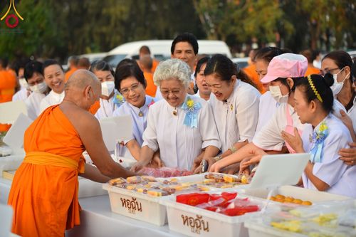 ภาพ No.106740:พิธีถวายภัตตาหารเป็นสังฆทาน แด่คณะพระธรรมยาตราฯ ในโครงการธรรมยาตรากตัญญูบูชา มหาปูชนียาจารย์ พระมงคลเทพมุนี(สด จนฺทสโร) พระผู้ปราบมาร อนุสรณ์สถาน 7 แห่ง ปีที่ 12 วันที่ 6 มกราคม พ.ศ. 2567 ณ อนุสรณ์สถานโลตัสแลนด์ จ.สุพรรณบุรี