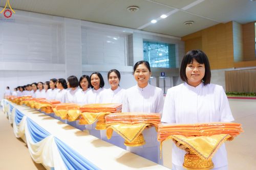 ภาพ No.146142:วันมหารำลึก ครั้งที่ 34 พิธีร่วมรำลึกถึงนักสร้างบารมีที่ล่วงลับไปแล้ว , พิธีสวดพระพุทธมนต์ ณ ห้องแก้วสารพัดนึก 1 วัดพระธรรมกาย วันเสาร์ที่ 27 กรกฎาคม พ.ศ. 2567