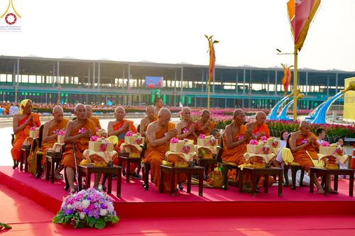 ภาพ No.221612:วันอังคารที่ 22 เมษายน พ.ศ. 2568 ภาพพิธีถวายมหาสังฆทานคณะสงฆ์ 40,000 กว่าวัดทั่วประเทศ เนื่องในวันคุ้มครองโลก ชุดที่ 2 (ปลื้มให้สมการรอคอย) ณ ลานธรรมพระมหาธรรมกายเจดีย์ วัดพระธรรมกาย