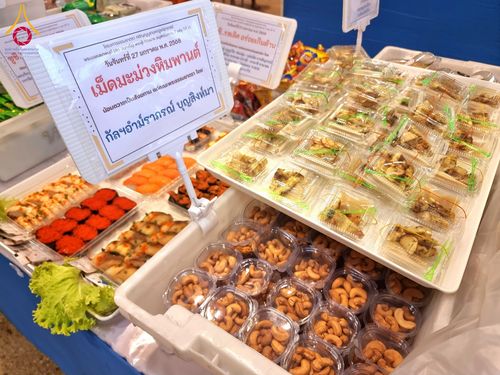 ภาพ No.202354:พิธีถวายภัตตาหารเป็นสังฆทาน แด่พระธรรมยาตรา ณ วัดพระธรรมกาย ตำบลคลองสาม อำเภอคลองหลวง จังหวัดปทุมธานี ในโครงการธรรมยาตรา กตัญญูบูชา มหาปูชนียาจารย์ พระมงคลเทพมุนี(สด จนฺทสโร) พระผู้ปราบมาร อนุสรณ์สถาน 7 แห่ง ปีที่ 13 วันที่ 27 มกราคม พ.ศ. 2568