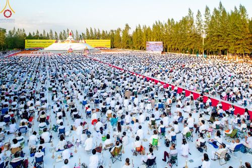 ภาพ No.192696:พิธีจุดประทีปถวายเป็นพุทธบูชา และบูชาธรรมมหาปูชนียาจารย์ ณ อนุสรณ์สถานคลองบางนางแท่น อ.สามพราน จ.นครปฐม ในโครงการธรรมยาตรา กตัญญูบูชา มหาปูชนียาจารย์ พระมงคลเทพมุนี(สด จนฺทสโร) พระผู้ปราบมาร อนุสรณ์สถาน 7 แห่ง ปีที่ 13 วันที่ 10 มกราคม พ.ศ. 2568