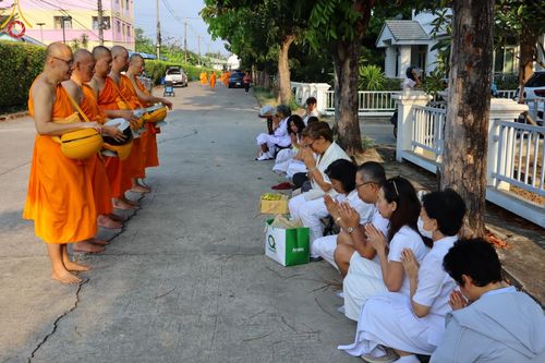 ภาพ No.136097:พระธรรมทายาท โครงการบวชพระนานาชาติ AEC & WAB ผู้บริหารรุ่นที่ 2 บิณฑบาต ณ หอฉันคุณยายอาจารย์ฯ เมืองแก้วมณี หมู่บ้านแก้วพุทธรักษา วันที่ 28 เมษายน พ.ศ. 2567