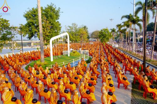 ภาพ No.101871:ตักบาตรพระ 10,000 รูป เติมบุญให้แผ่นดิน เนื่องในโอกาส 192 ปี จังหวัดกาญจนบุรี หนึ่งในโครงการตักบาตรพระ 2,000,000 รูป  77 จังหวัดทุกวัดทั่วไทย วันจันทร์ที่ 11 ธันวาคม พ.ศ. 2566 บริเวณถนนสองแคว (SKY WALK) เมืองกาญจนบุรี