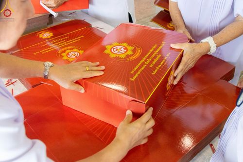 ภาพ No.210926:วันที่ 15 มีนาคม พ.ศ. 2568  บุญบรรจุกล่องไทยธรรม เพื่อถวายแด่พระสังฆาธิการ 40,000 กว่าวัดทั่วไทย ในวันคุ้มครองโลก 22 เมษายน พ.ศ. 2568