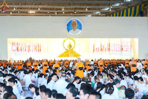 ภาพ No.151051:พิธีตักบาตร ในวันอาทิตย์ต้นเดือน วันที่ 1 กันยายน พ.ศ. 2567 ณ สภาธรรมกายสากล วัดพระธรรมกาย