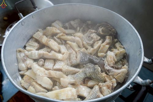 ภาพ No.235450:วันที่ 30-31 กรกฎาคม พ.ศ. 2568 วัดพระธรรมกาย มูลนิธิธรรมกาย ร่วมกับศูนย์ส่งเสริมศีลธรรมจังหวัดสุรินทร์ เปิดศูนย์พักพิงชั่วคราวเพื่อช่วยเหลือประชาชน ผู้อพยพจากเหตุปะทะกันตามแนวชายแดน ไทย-กัมพูชา ตั้งแต่วันที่ 24 กรกฎาคม พ.ศ.2568 เป็นต้นไป