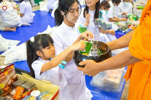 ภาพ No.205907:พิธีตักบาตร และ พิธีบูชาข้าวพระ ในวันอาทิตย์ต้นเดือน 2 กุมภาพันธ์ พ.ศ. 2568 ณ สภาธรรมกายสากล วัดพระธรรมกาย