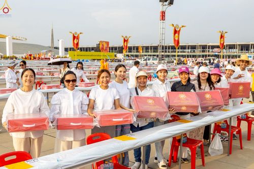 ภาพ No.225108:วันที่ 20 - 27 เมษายน พ.ศ. 2568 "ภาพแห่งความปลื้มที่ไม่มีวันจบ" คณะสงฆ์สามเณร เจ้าหน้าที่ และสาธุชน ร่วมแรงร่วมใจกันเตรียมงานและเก็บงาน เพื่อวันคุ้มครองโลก พิธีถวายมหาสังฆทานคณะสงฆ์ 40,000 กว่าวัดทั่วประเทศ