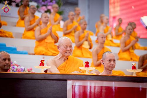 ภาพ No.237492:วันอาทิตย์ที่ 10 สิงหาคม พ.ศ.2568 พิธีมอบใบประกาศเกียรติคุณ โครงการสอบบาลี "ฉลองแชมป์" บูชาธรรม 80 ปี หลวงพ่อธัมมชโย ประจำปี 2568 และ พิธีมอบดวงแก้วสามเณรทรงบาลีไวยากรณ์ ณ สภาธรรมกายสากล วัดพระธรรมกาย ปทุมธานี