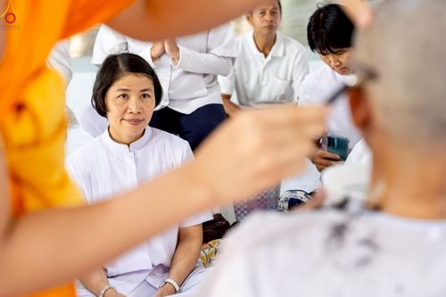 ภาพ No.248652:วันที่ 28 กันยายน พ.ศ. 2568 พิธีตัดปอยผม และปลงผม โครงการอุปสมบทบูชาธรรม 141 ปี พระมงคลเทพมุนี ณ วิหารคด วัดพระธรรมกาย