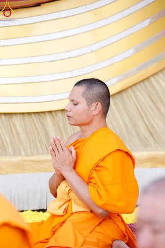 ภาพ No.201353:พระธรรมยาตราปฏิบัติธรรม และถ่ายภาพหมู่ประวัติศาสตร์ ณ อาคารธรรมยาตรา กตัญญูบูชามหาปูชนียาจารย์  ตรงข้ามวัดปากน้ำภาษีเจริญ จ.กรุงเทพมหานคร ในโครงการธรรมยาตรา กตัญญูบูชา มหาปูชนียาจารย์ พระมงคลเทพมุนี(สด จนฺทสโร) พระผู้ปราบมาร อนุสรณ์สถาน 7 แห่ง ปีที่ 13