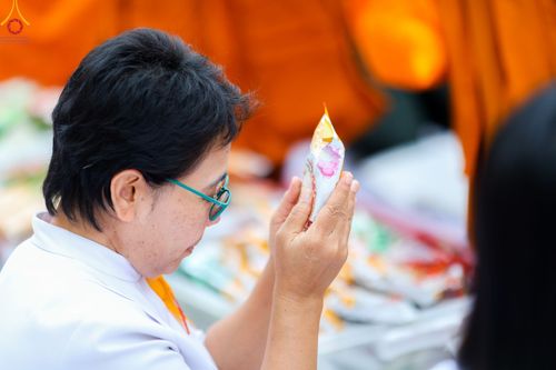 ภาพ No.85950:ตักบาตรพระนานาชาติ 10,000 รูป ใจกลางนครหาดใหญ่ จ.สงขลา วันอาทิตย์ที่ 20 สิงหาคม พ.ศ. 2566